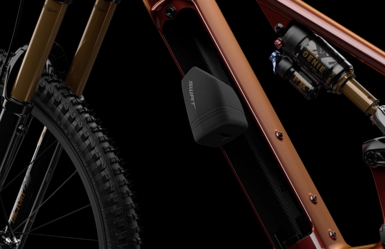 First Of Its Kind e-MTB
Downtube Storage
Stash your trailside fix-it kit in the down tube Wattage Cottage.
Flip open the Levo 4’s downtube hatch and behold the Wattage
Cottage; roomy enough for the stock 840Wh battery and SWAT
storage. Specialized pioneered internal downtube storage, and
now we bring it to you first on an e-MTB. Secured above the battery
magnetically, the SWAT bag holds trailside essentials like a tube
and CO2. Swap in the smaller aftermarket 600Wh battery and
boom, extra space for a jacket