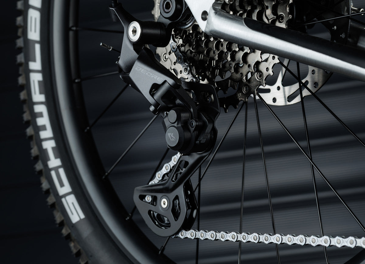 Early Rider Charger 24 in Brushed Aluminium - Shimano CUES rear derailleur and cassette