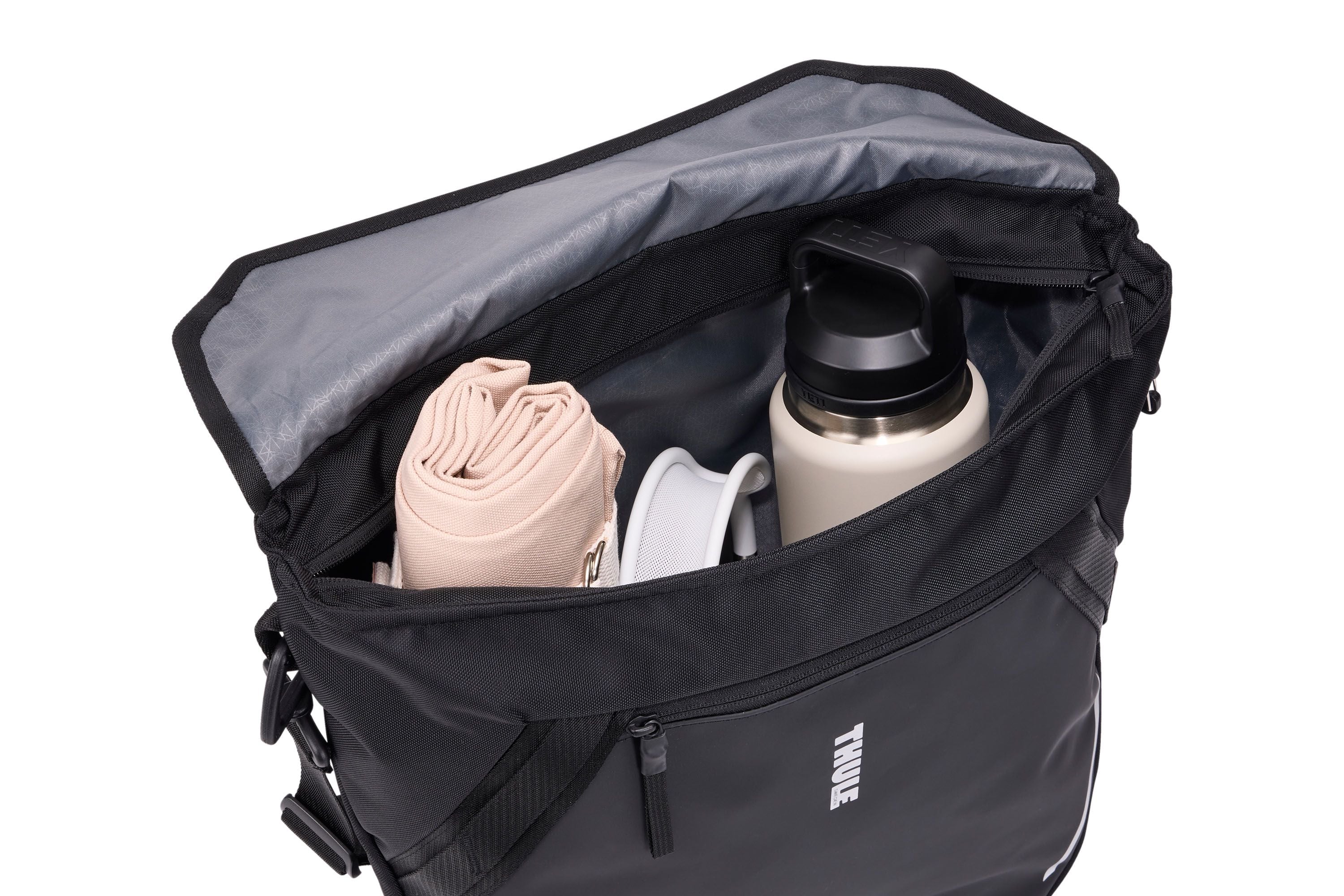 Thule Chasm 22L Courier with InLock - hero image
