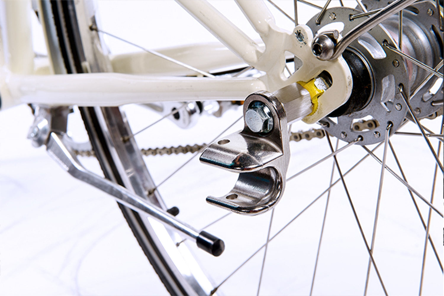 Thule Coaster XT 2-seat Bike Trailer - Closeup Hitch
