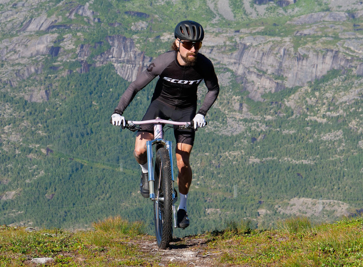 Mountain biker riding an alpine trail in Trickstuff Piccola Carbon campaign imagery.